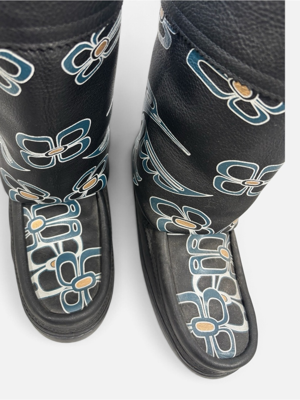 Black Manitobah Mukluk Boots with Heminbird & Flower Silver Accent - Picture 4 of 4